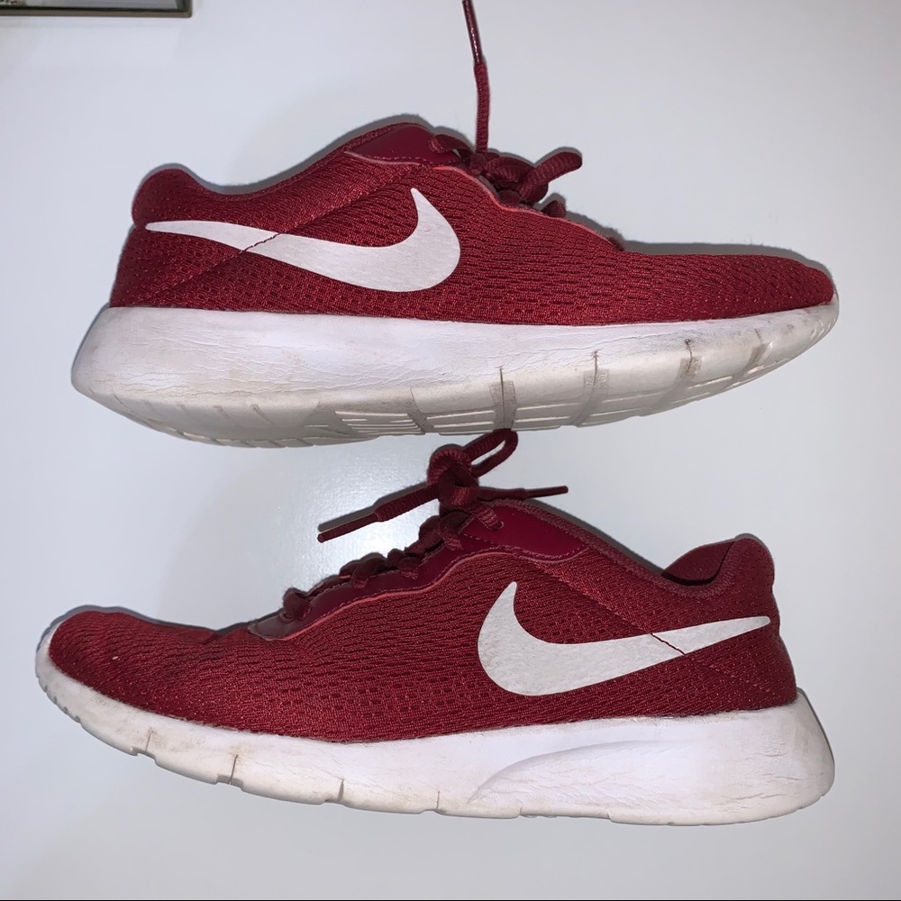 Nike Women’s Roshe Athletic Shoe